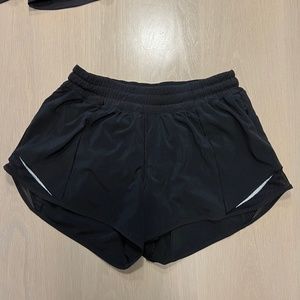 Lululemon Hotty Hot Low Rise Lined Short 2.5”